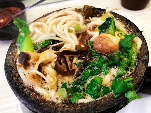 土豆粉培训项目介绍: 本套课程主要是培训学员了解学习项目的基础知识(理论课程)。开始实操课程,按照标准化的比例配方,老师一对一示范操作,学员领悟操作流程后再亲自动手,老师旁边督导,反复练习,直.jpg 土豆粉培训项目介绍: 本套课程主要是培训学员了解学习项目的基础知识(理论课程)。开始实操课程,按照标准化的比例配方,老师一对一示范操作,学员领悟操作流程后再亲自动手,老师旁边督导,反复练习,直.jpg